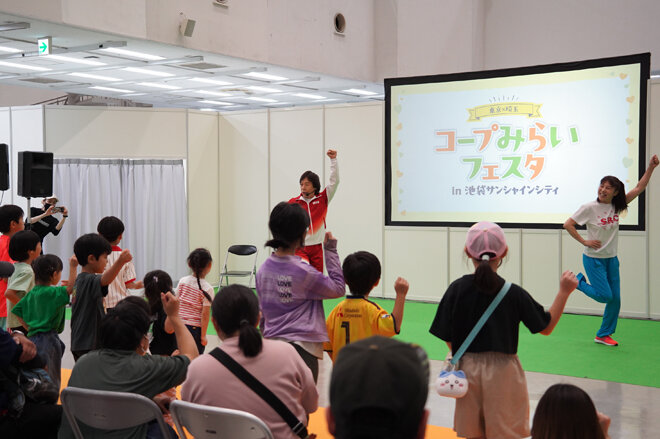 ひろみちお兄さんによる「ふれあいあそび」の様子