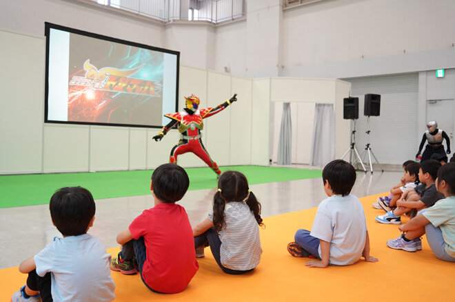 フクロウ戦士トシマッハによる「ヒーローショー」の様子