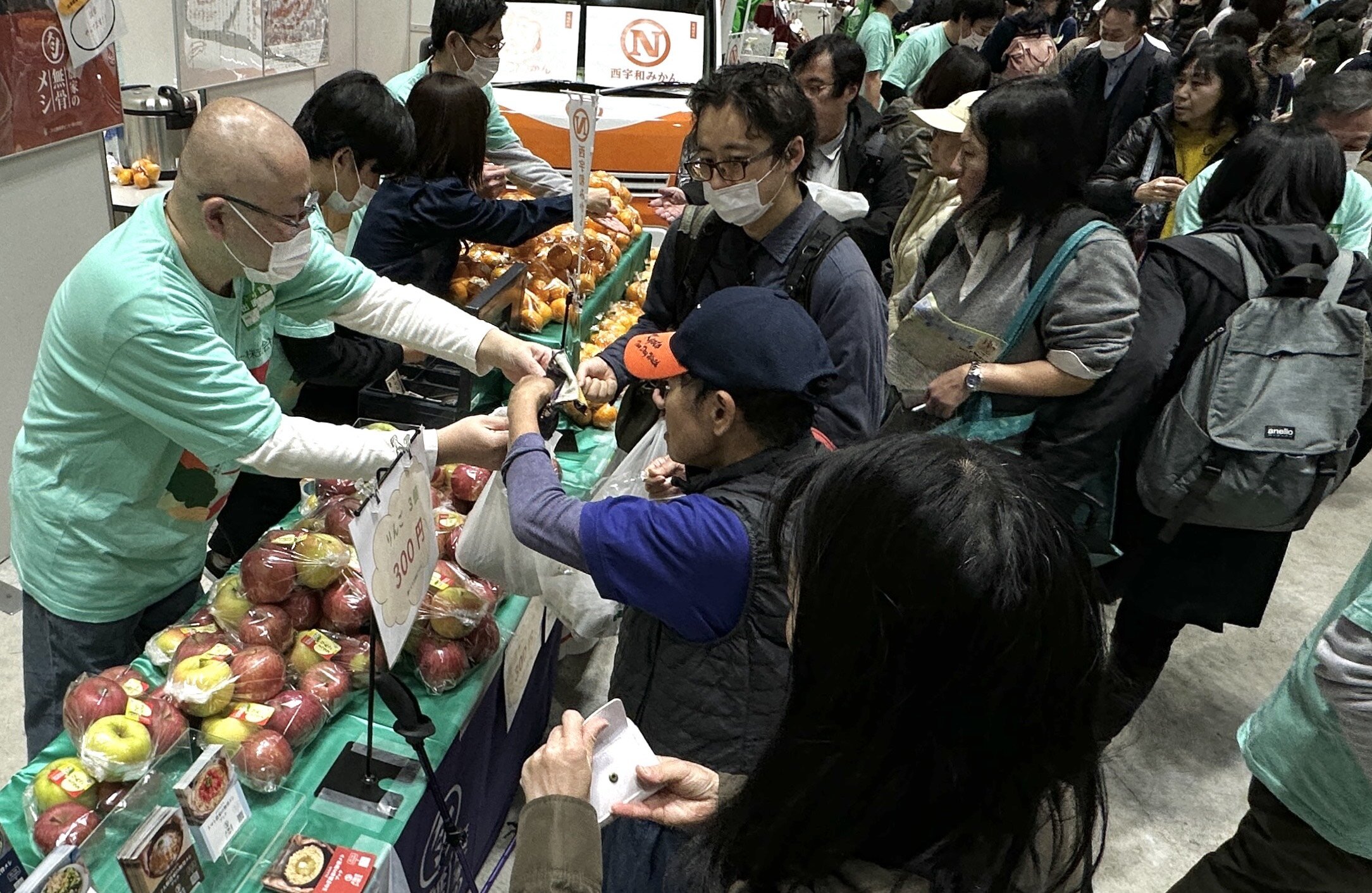 人気のコープ商品や産直野菜などの試食・販売や交流が行われました（みらいへつなごうゾーン）