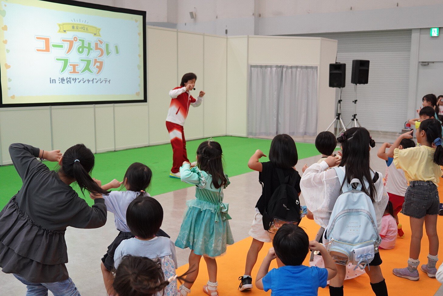 ステージでは子どもも大人も笑顔があふれていました