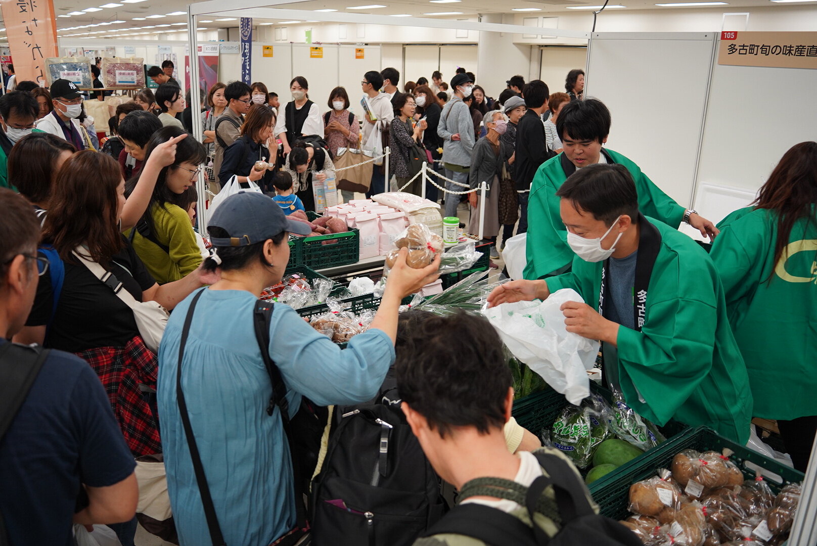 人気のコープ商品や産直野菜などの試食・販売や交流が行われました（ともにゾーン・えがおゾーン）