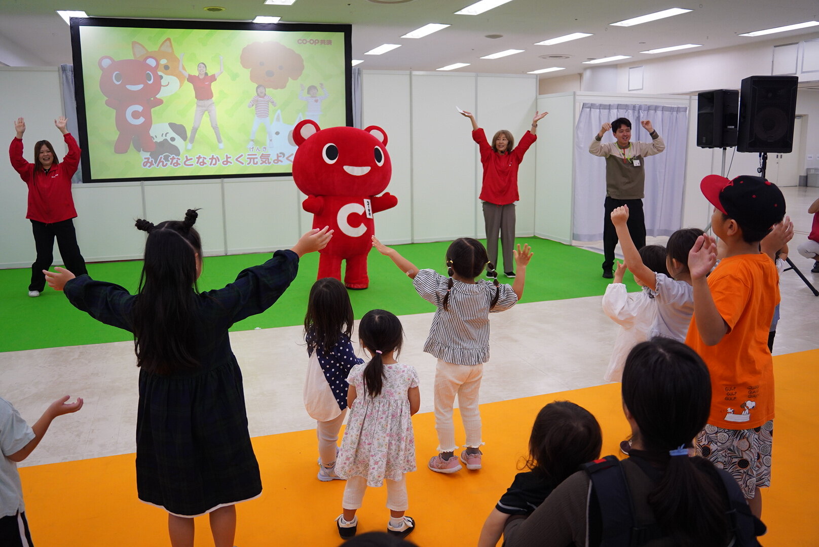 ステージでは子どもも大人も笑顔があふれていました