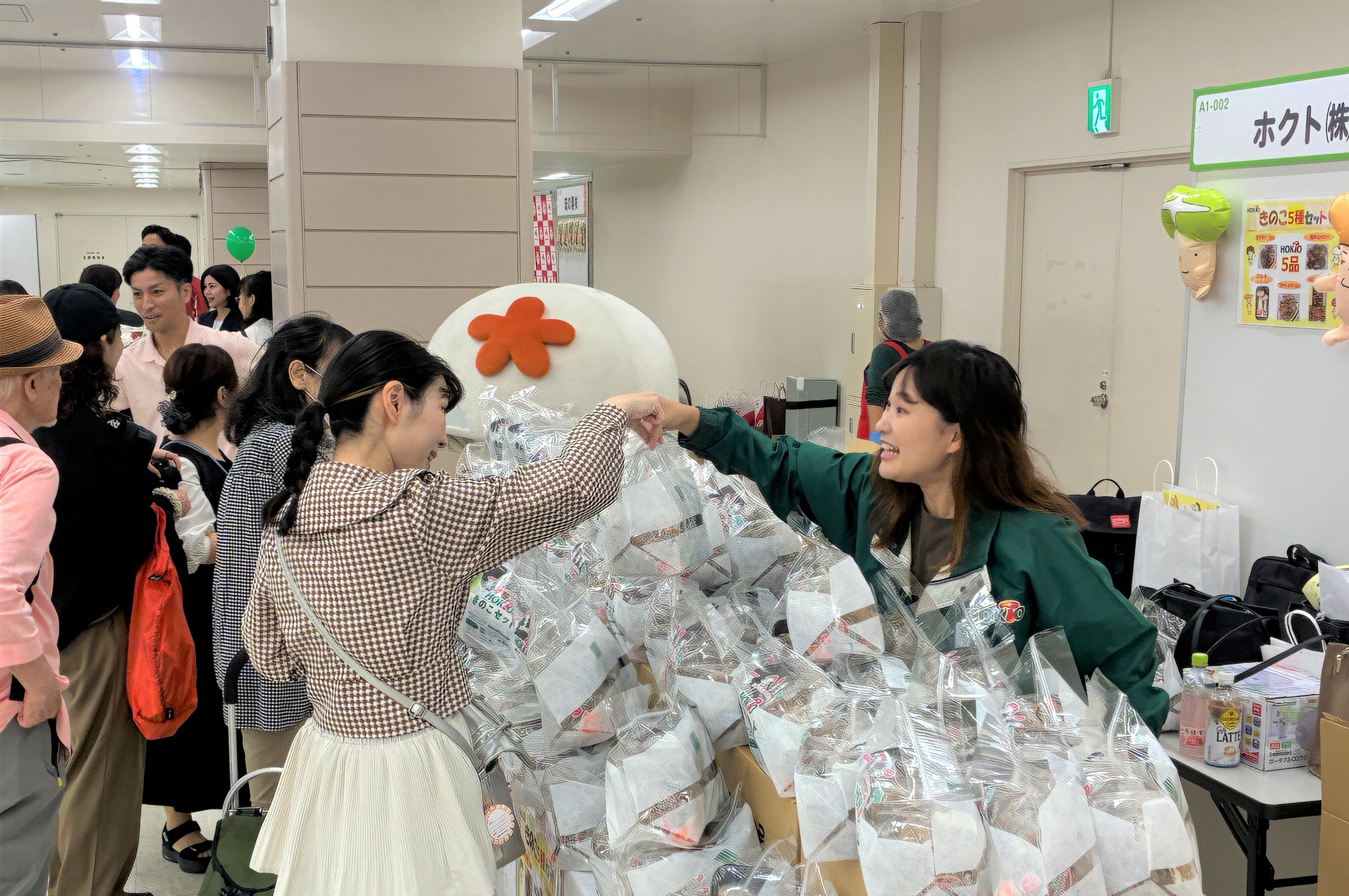 人気のコープ商品や産直野菜などの試食・販売や交流が行われました