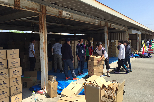 菊陽中学校の体育館で支援物資の仕分け作業をしている様子