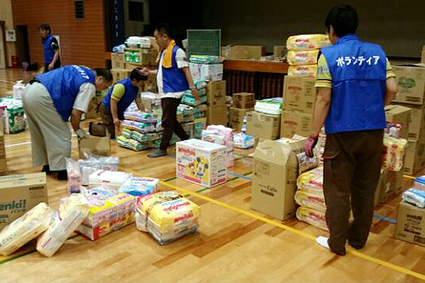 菊陽中学校の体育館で支援物資の仕分け作業をしている様子