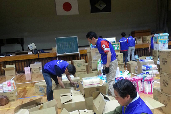 菊陽中学校の体育館で支援物資の仕分け作業をしている様子