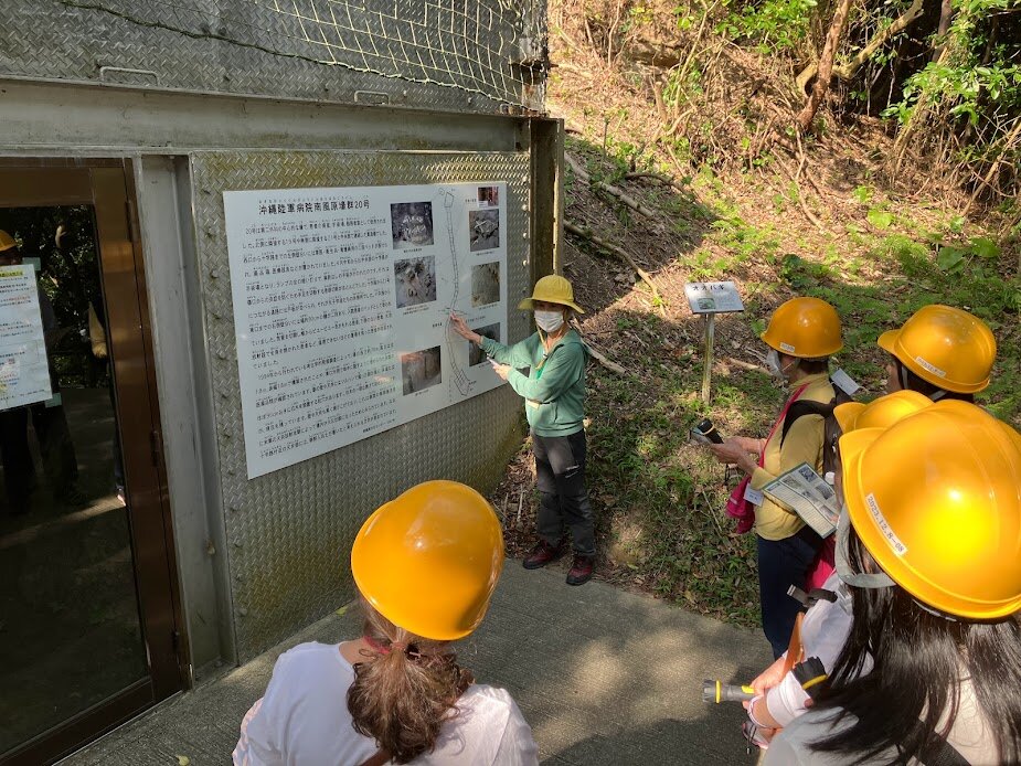 嘉数高台で普天間基地を見学している様子