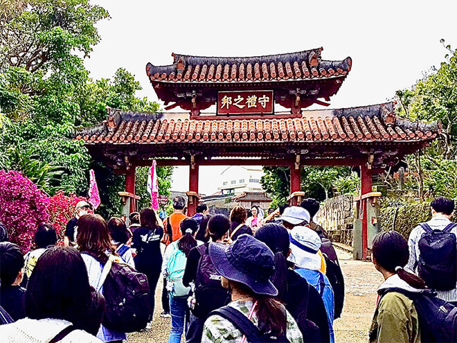 守礼門を見学している様子